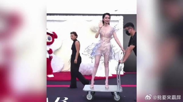 戚薇16公斤透明“水花”穿身上!全程被推车伺候,造型前卫引爆全网