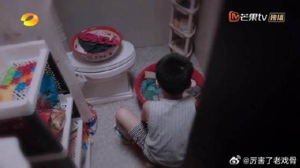 子秋内心自卑,帮李爸干活,懂事的不像个孩子