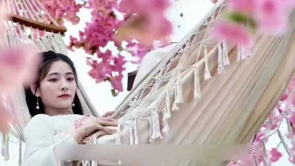女孩只是躲在树上跟男人玩捉迷藏,谁知竟发现惊天大秘密