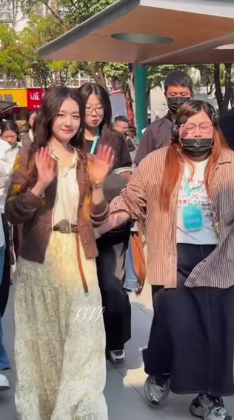 李兰迪今日线下活动路透来了,一身连衣裙,秋日氛围感十足,来看看状态如何吧