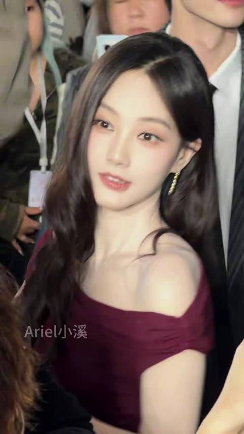 冷白皮加持红裙造型,李一桐在活动现场闪闪发光,状态绝佳,美得很有辨识度