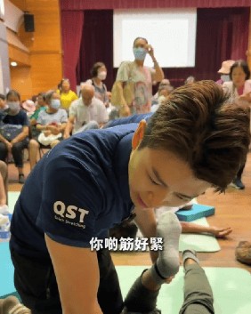 TVB男星焦浩轩半跪帮老人家拉筋,自曝已是持牌健身教练,无缘新剧曾担心失业