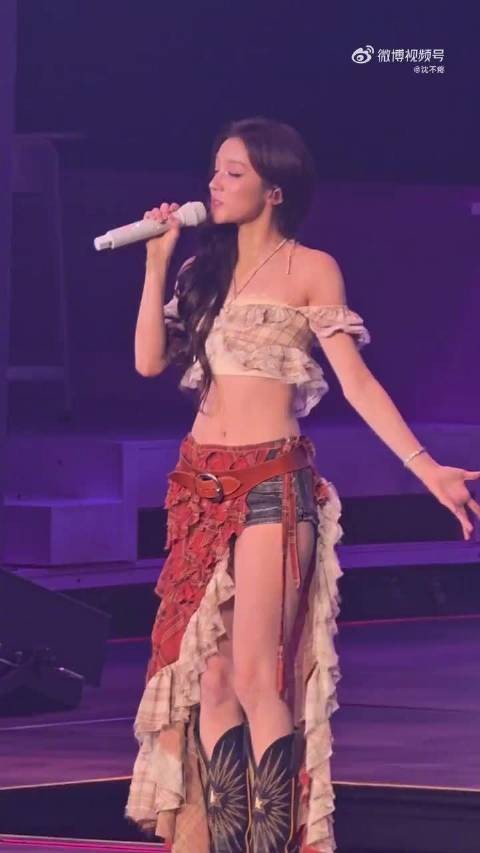 关晓彤惊喜现身宋雨琦演唱会