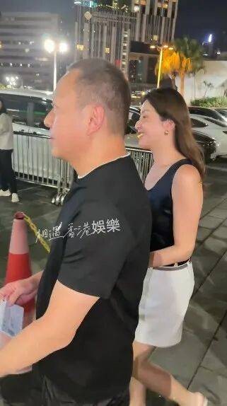 TVB前“甜美”花旦徐淑敏与丈夫现身红馆，穿背心短裤看许志安，结婚将满17年