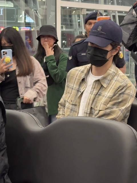 王一博坐上小车车之后放背包的样子好可爱