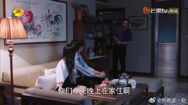 小情侣温馨互动,凌爸突然回来,大型社死现场