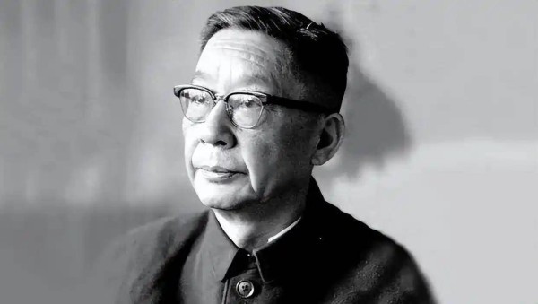 再读老舍的《断魂枪》：君主情结与专制记忆，我们总是怀念过去
