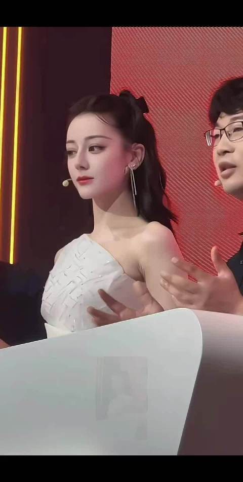 人怎么能美成迪丽热巴这样，好完美的一张脸