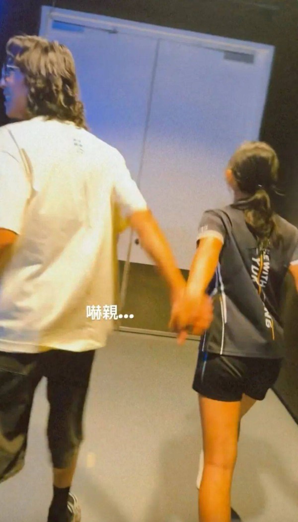 香港男星陆永演出《人夫集团》,妻子通读剧本,女儿到场探班