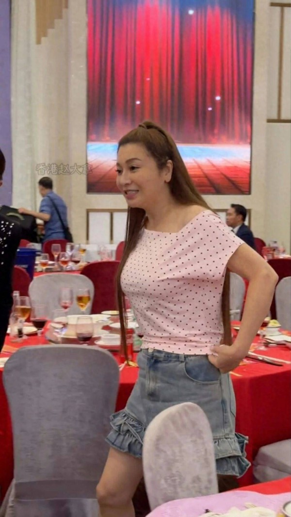 香港知名女星现身老友生日宴，粉红上衣短裙，网友：依然像李嘉欣