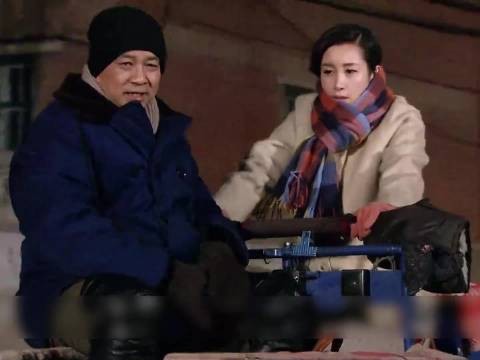 夫妻晚上收摊回家，后面跟着一个脏兮兮的小女孩