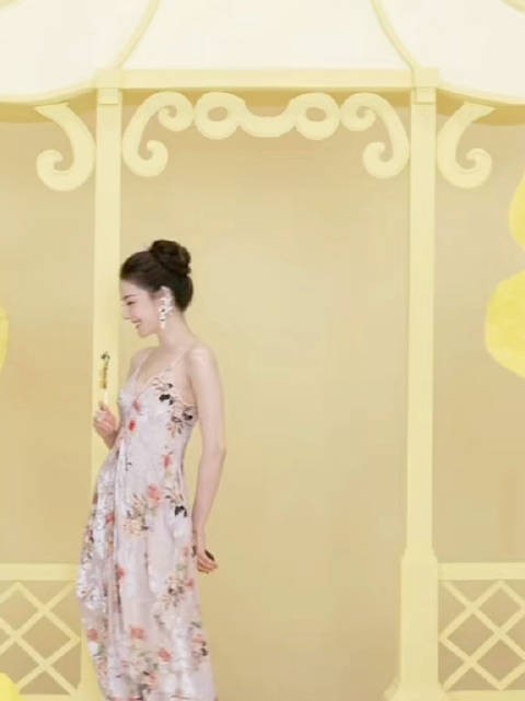 哦莫哦莫你们有没有看今天新中式造型的迪丽热巴？好美啊
