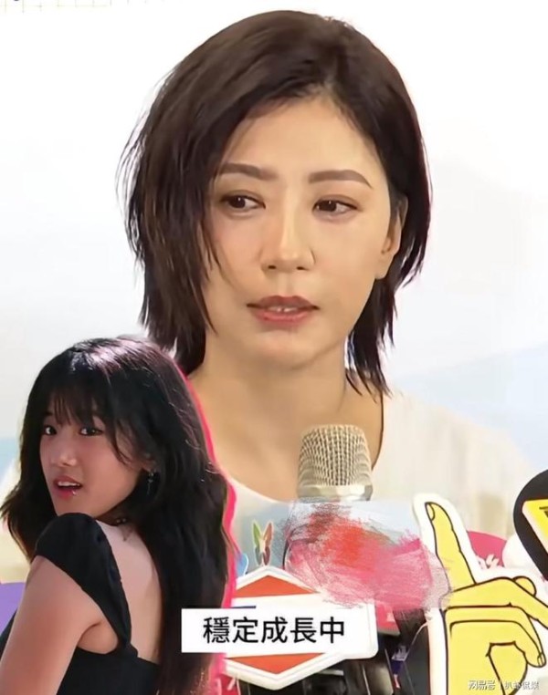 梧桐妹曾晒与男友合照,穿情侣装牵手好甜蜜,贾静雯认可女儿男友