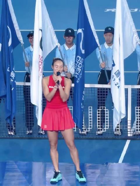 郑钦文太可爱了！中网颁奖礼秒变演唱会，献唱《梦的光点》