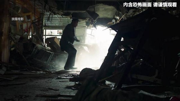 女警持榴弹发射器救男主,炸断怪物腿后其竟起身反击