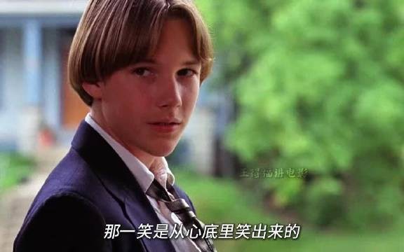 葬礼上他放旧球鞋入挚友怀中,又将挚友皮鞋放入河水