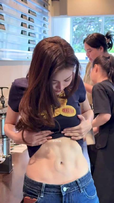 你干嘛撩上去就算了 按一按 弹一弹 几个意思 超绝大方狗狗店主的小面包