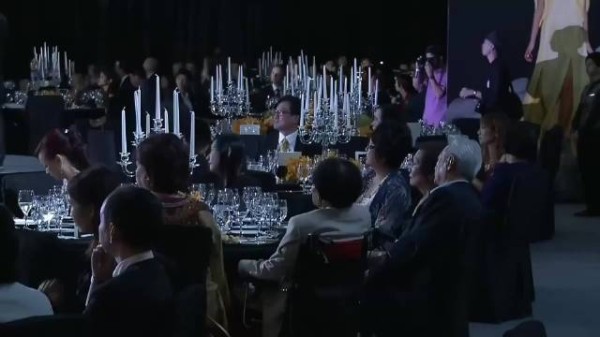 豪门儿媳有多受宠?四太送二十二只实心镯,何猷君表情藏不住