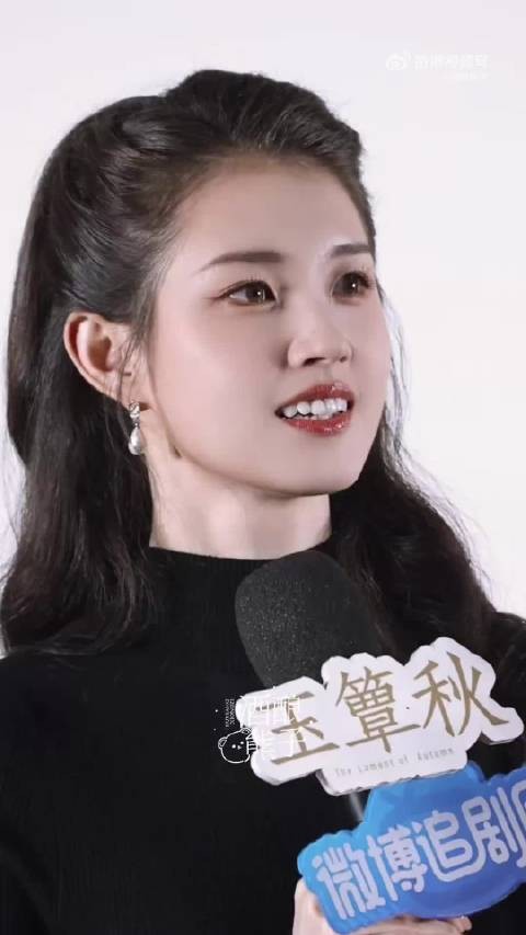 郭宇欣采访长发温婉笑容舒展大方