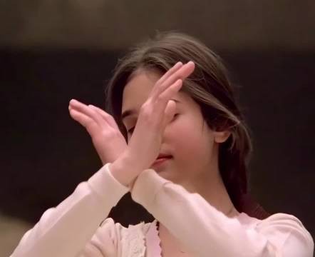 “如果没有人送你花,那就自己去买,买花是微小的独立,而独立是一场ge命”