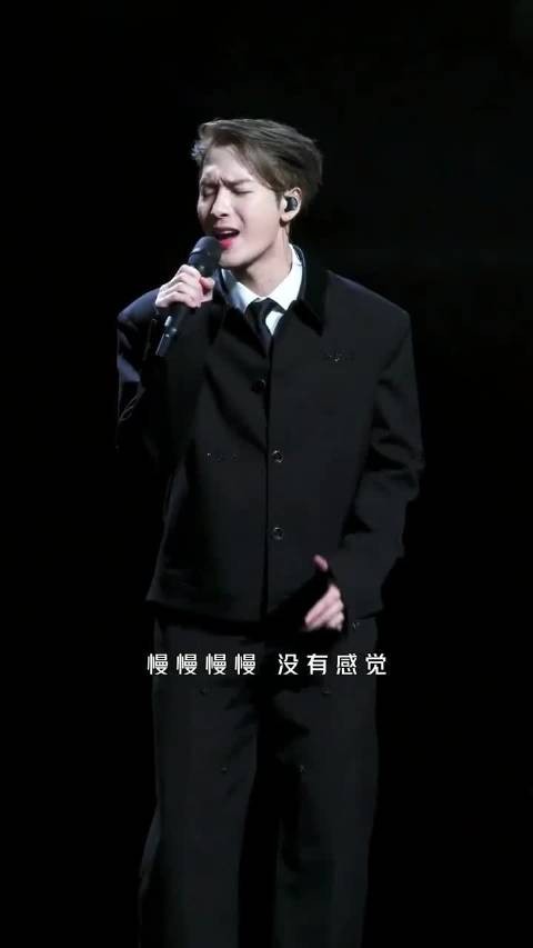 王嘉尔北京场观演提示玩asmr低音叮嘱