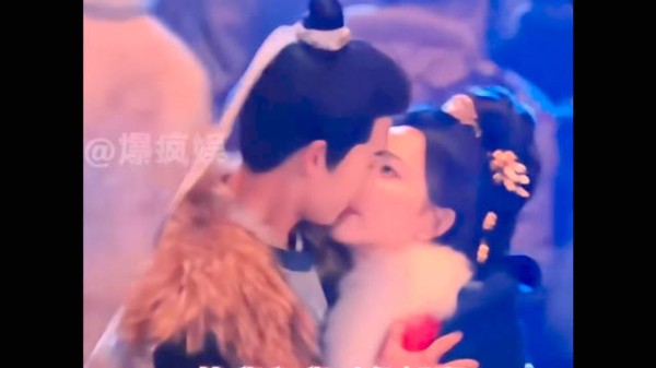 孟子义雪天钻入李昀锐怀里十指紧扣共用暖手袋