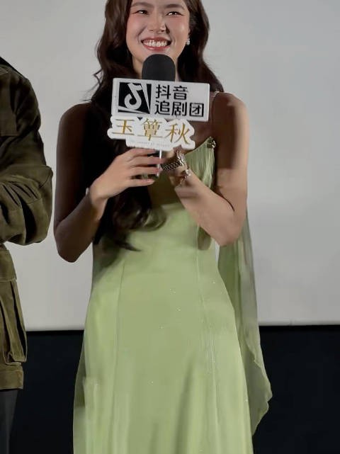 这是干嘛呢,每次只要女生同框就开始对比,各有各的美,各有各的优点