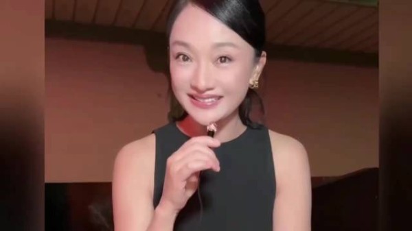 周迅首夺A类影后,舒淇两次起身拥抱,什么神仙友谊?周迅 舒淇