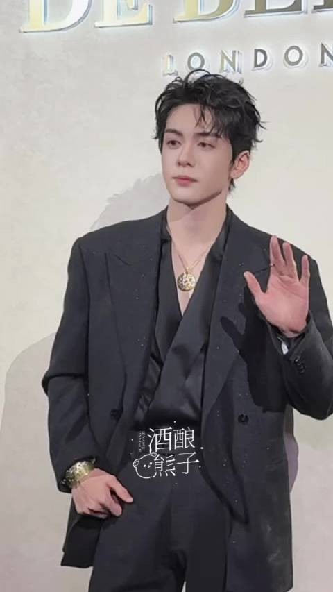 曾舜晞真的太适合丝绸深V了家人们我说的对吗
