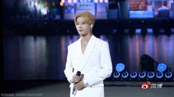 卓沅微博旅游之夜 演唱《豫见月光》舞台 金发白马王子啊，好听！