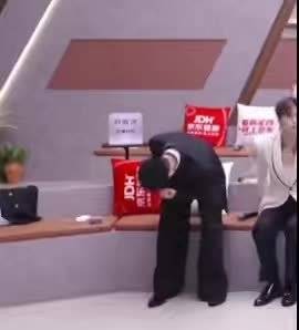 艾热卷毛造型亮相,卷曲发丝软糯可爱