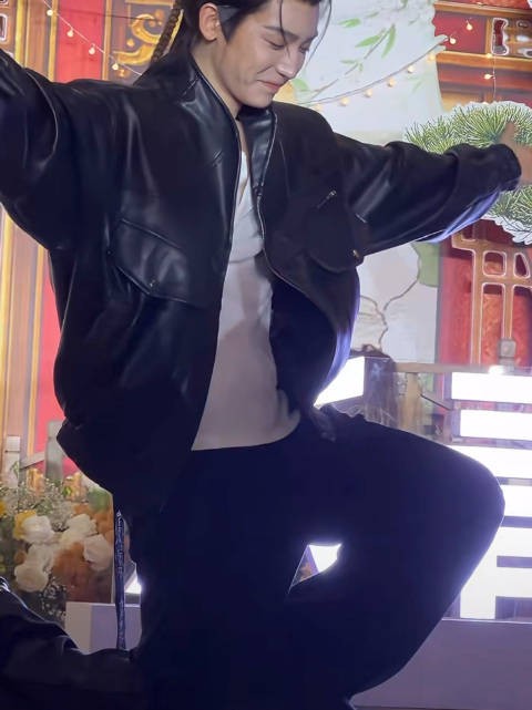 侯明昊单膝跪地给粉丝大大的飞吻