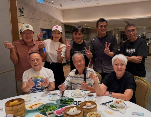TVB老戏骨刘江与白发妻子罕见同框,开心与老友聚会,离巢6年偶尔接戏