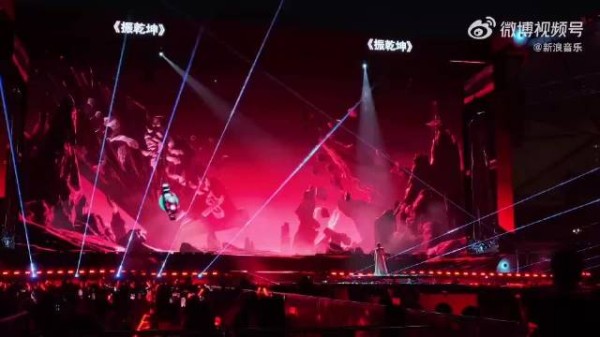 密集的英文rap段落咬字丝滑，全程不掉速，全开麦高音依旧扎实有力