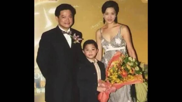 莫华伦携前妻邱文伶及儿子出席香港歌剧院音乐会