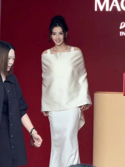 张柏芝三胎宝妈46岁美得发光