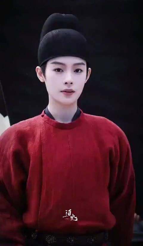 陈丽君祝姑娘红衣官服路透