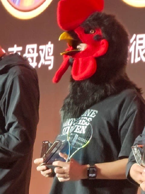 今年由乌鸡上台领奖,百元直拍
