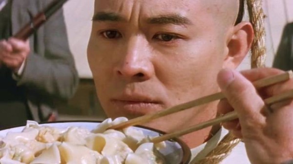 男人在吃断头饭时，突然发现里面竟然藏着一把小刀