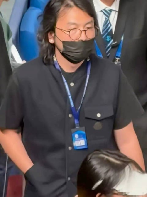 长发蓄须发福！雷佳音新造型出圈，大概率为角色扮相