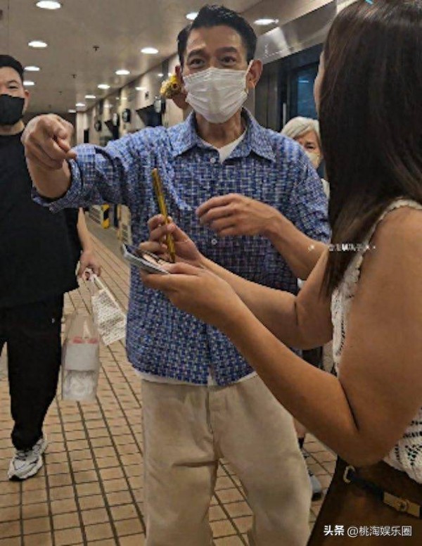 刘德华宠粉三部曲，主动转身摘口罩签名，网友：难怪红了几十年