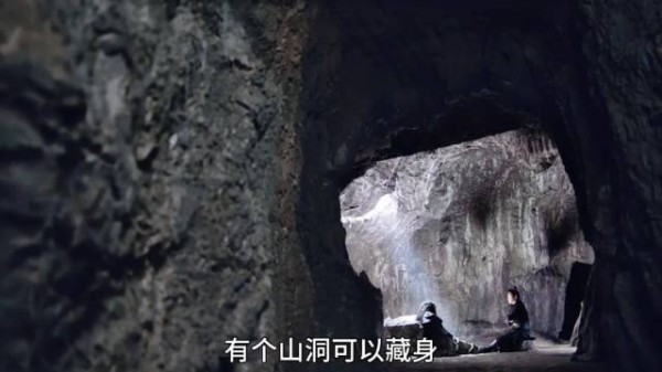 范闲带肖恩坠崖藏身山洞,肖恩主动开口揭守二十年的秘密