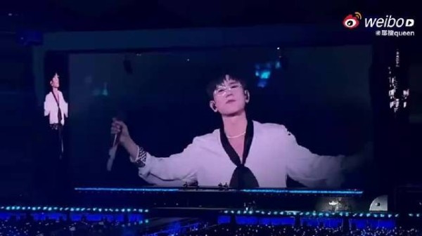 张杰演唱会打造彩带池，星星蝴蝶造型彩片铺满地面