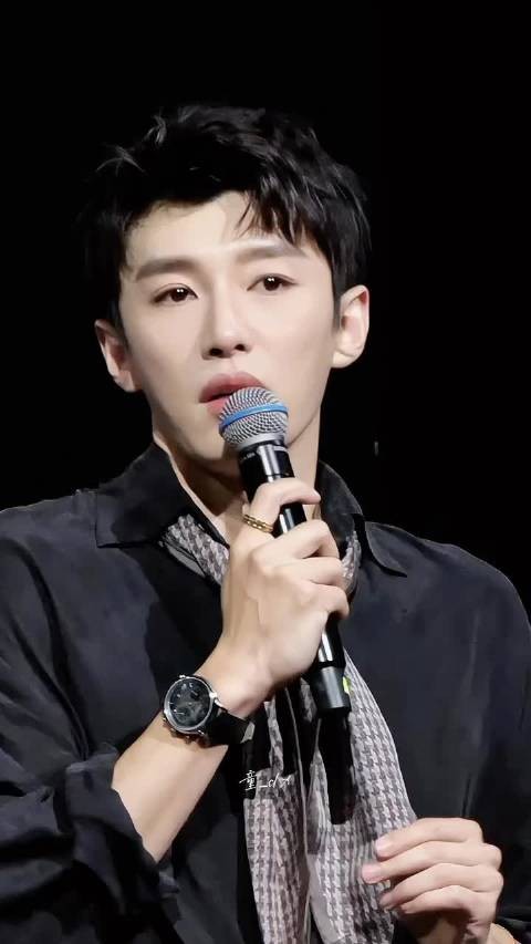 代旭谈粉丝落泪 现场翻跟头兑现承诺