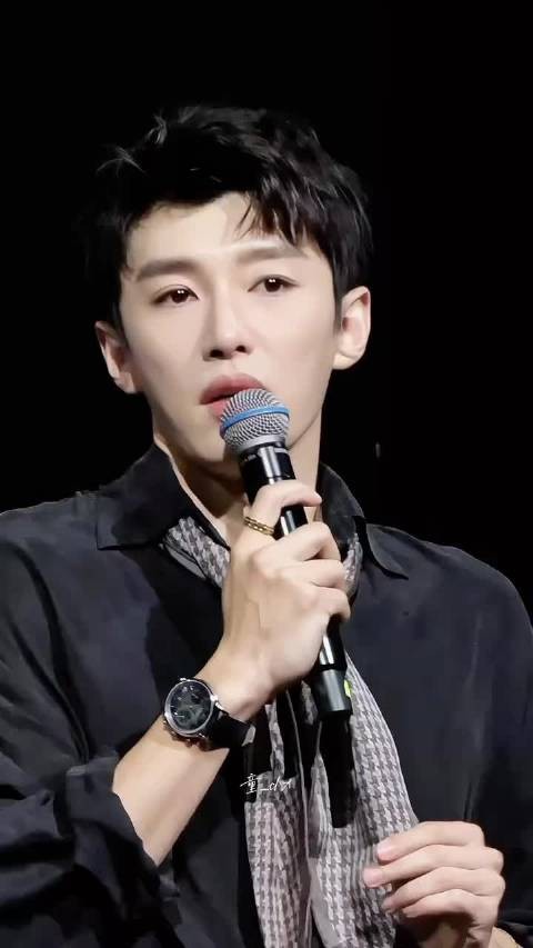 代旭感念粉丝支持落泪,现场翻跟头宠粉