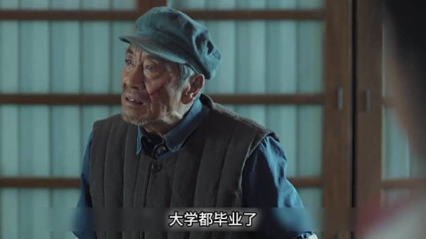 小伙偷粮食喂狗,没想到背后隐藏着一件伤心往事