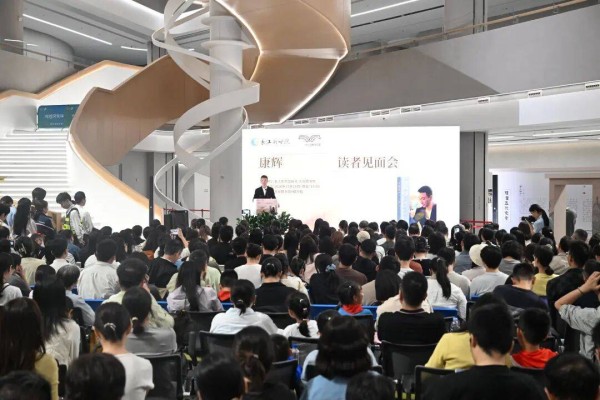 康辉做客光谷图书馆：来武汉，就像回家一样！