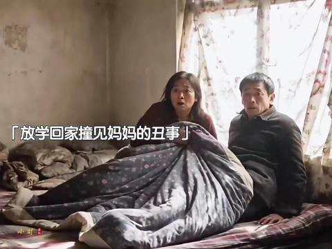 男孩看见是自己妈妈按住自己,于是便放弃了所有挣扎!