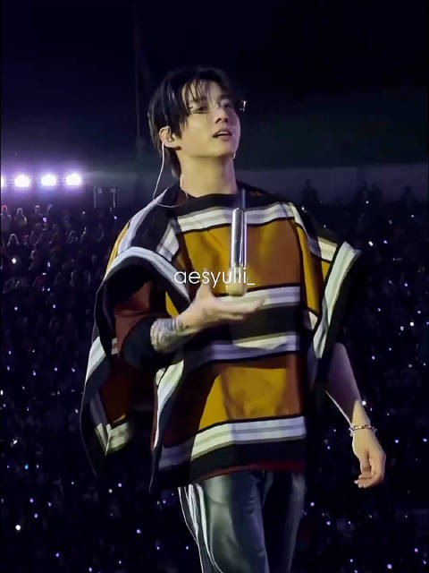 转话筒好帅！ /aesyulli ‪261017 BTS世巡 智利圣地亚哥演唱会Day3 ‪‬