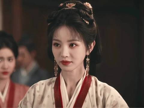 魏娆借闲谈式的提起,向祖母传递君黛出逃的信息,暗示要多加管束以免再生事端